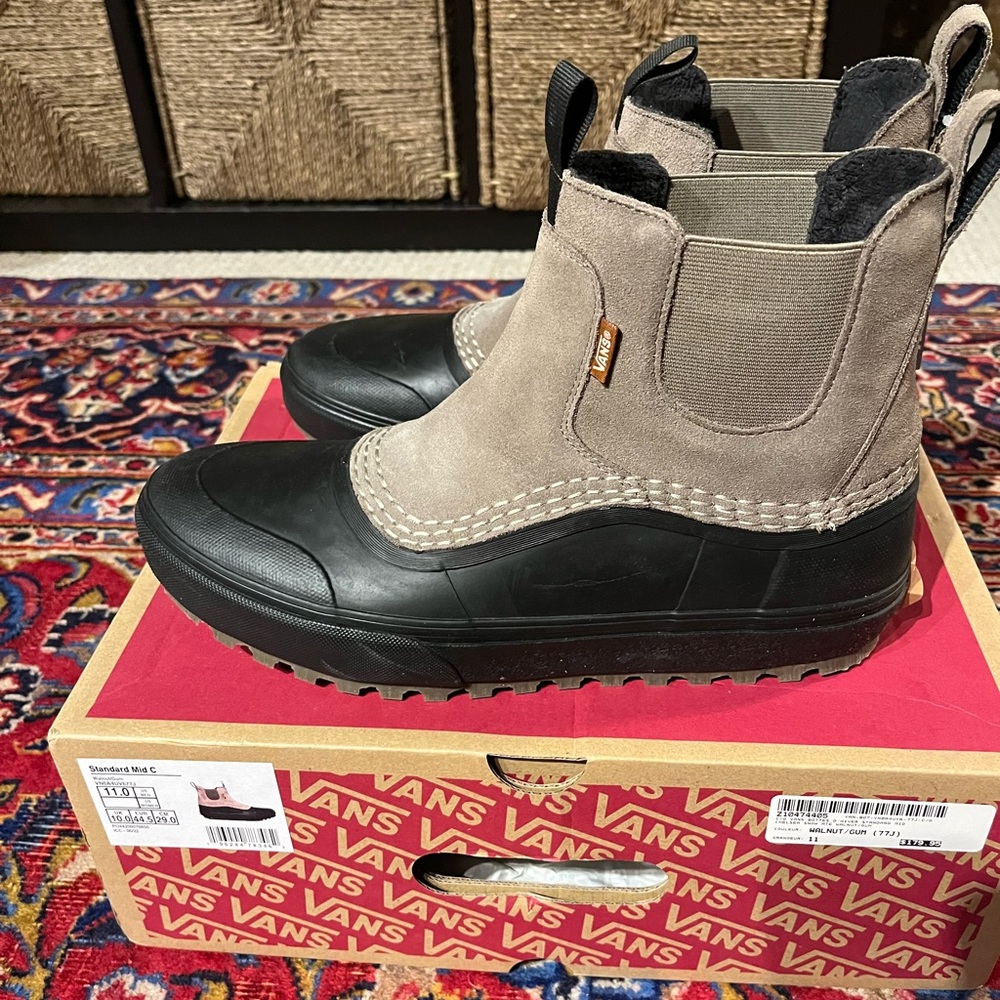 Men’s NWT Vans MTE slip on snow boots.  No lounger available online!!